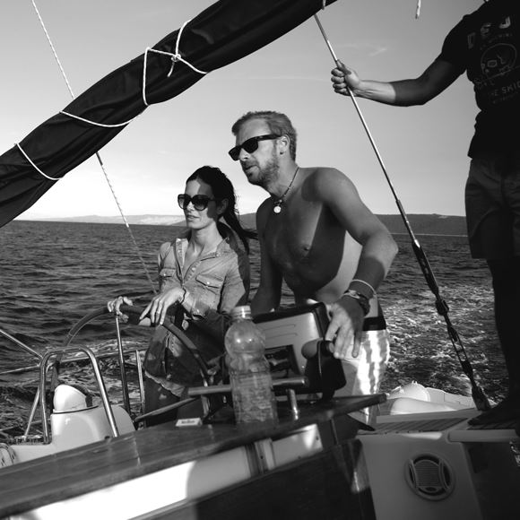 Noleggio barche a vela con skipper esperti a bordo. Rilassati e goditi una crociera con la tua famiglia o i tuoi amici. 