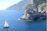 Immagine di Cinque Terre Liguria | Catamarano cabin charter | Vacanza a vela in catamarano 