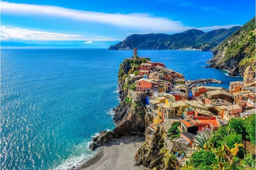 Immagine di Cinque Terre Liguria | Catamarano cabin charter | Vacanza a vela in catamarano 