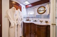 Immagine di 2027 | Ombre Blu 3 | Luxury catamaran | crociera in catamarano | Italia Meditteraneo