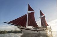 Immagine di Tiarè | Luxury sailing yacht | crociera in barca a vela | Indonesia