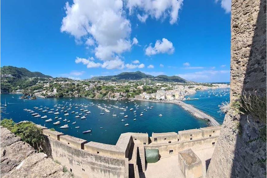 Immagine di 2025 | Ponte 25 aprile e 1° maggio a Procida | isole Flegree e Pontine  | crociere in catamarano |