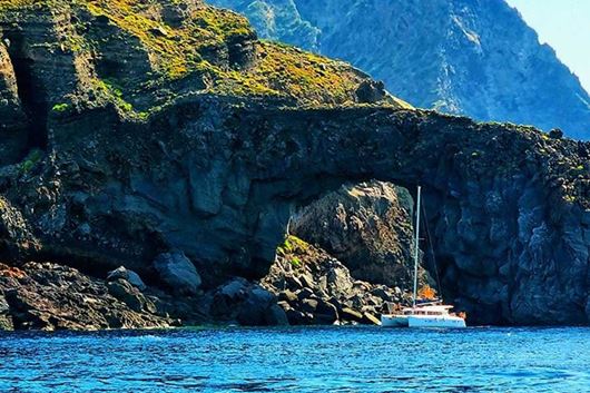 Immagine di 2025 | Sicilia - Eolie | Crociera cabin charter in catamarano | da giugno a settembre