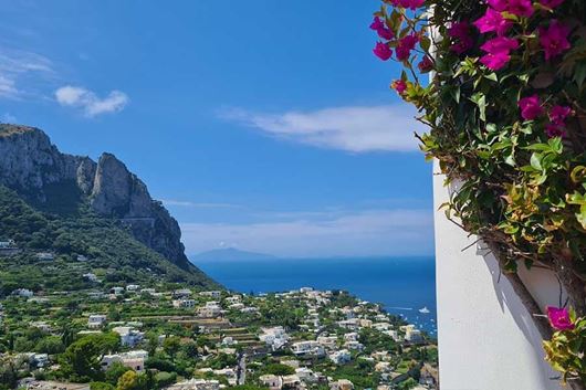 Immagine di 2025 | Procida - Capri - Costiera Amalfitana | Crociera in catamarano con Skipper e Hostess | 7 giorni | agosto