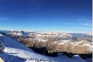 Ponte dell'Immacolata sulla neve in Alta Badia - panorama dalle cime innevate 