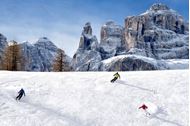 Ponte dell'Immacolata sulla neve in Alta Badia, scii e montagne innevate