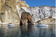 Immagine di  2026 | Da Napoli | Isole Flegree, costiera amalfitana o Isole Pontine | catamarano skipper e hostess | 7 giorni | Settembre