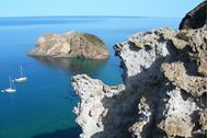 Immagine di 2027 | Ponza e Palmarola | Crociera in Catamarano | 4 gg infrasettimanali o 3 gg Long Weekend