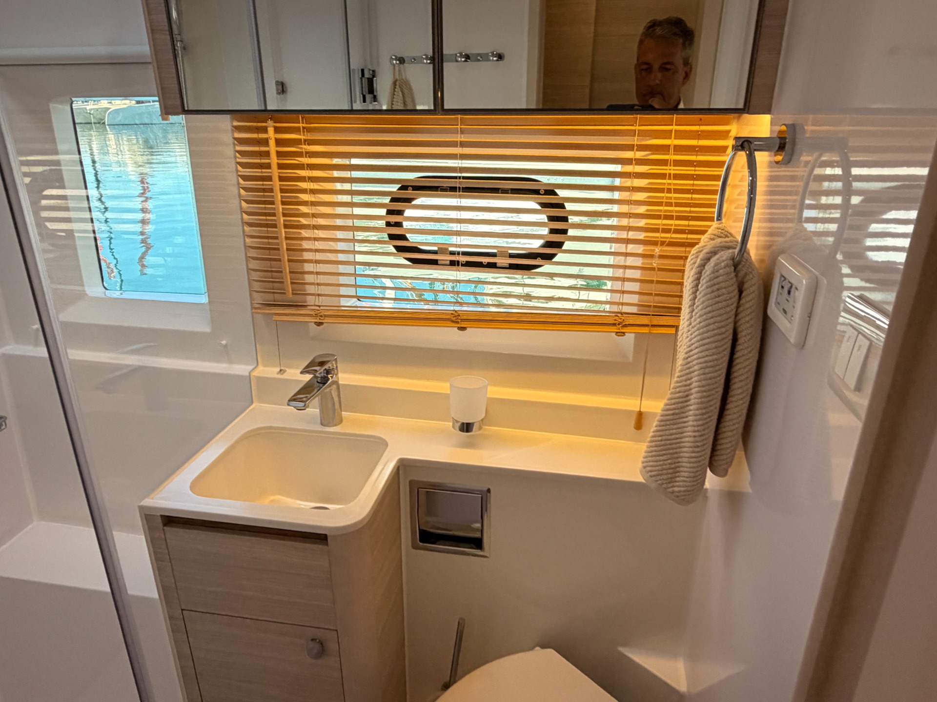 Aquila 45 Sail — bagno con lavabo e oblò