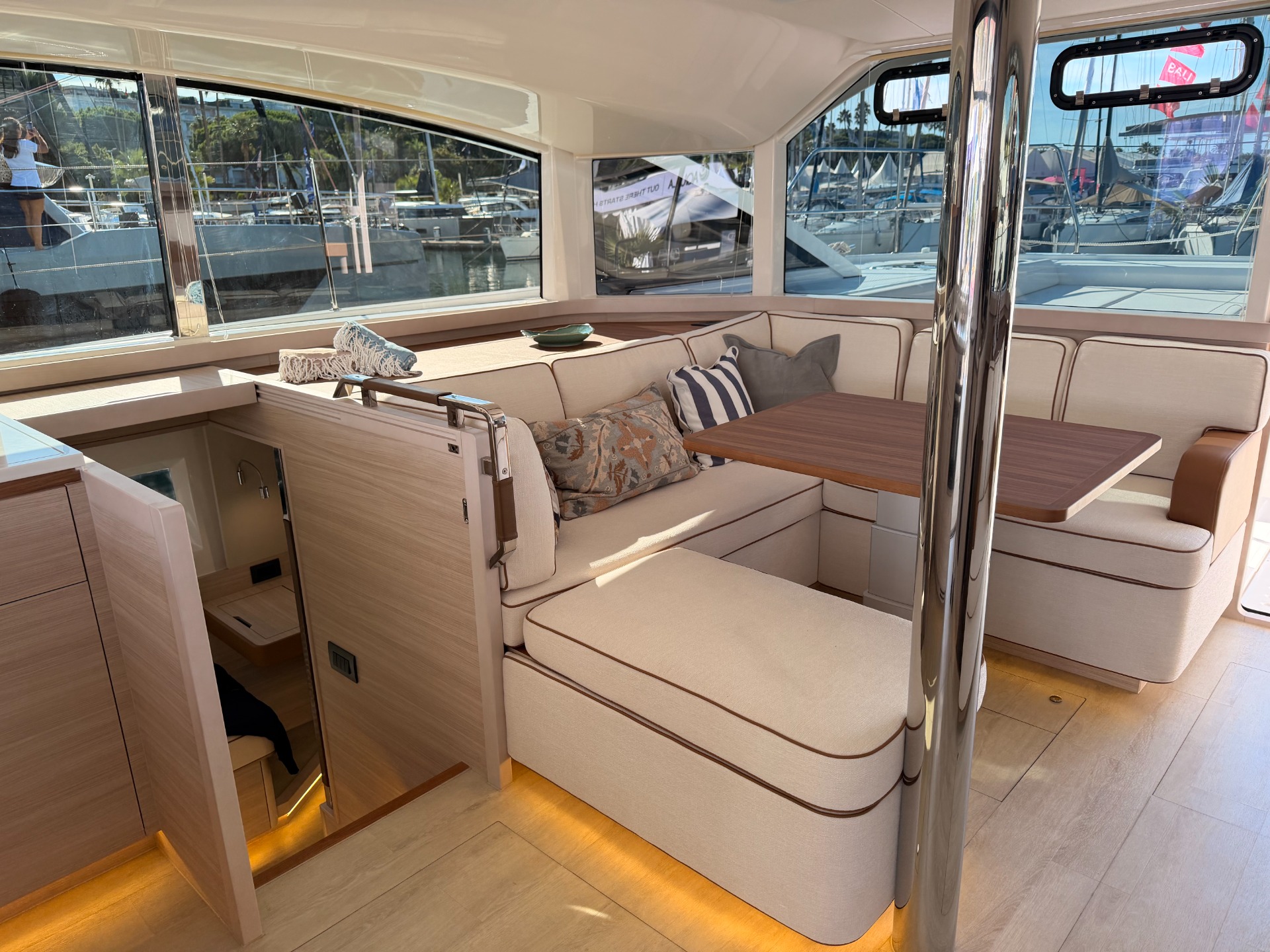 Aquila 45 Sail — salone e zona pranzo vista II