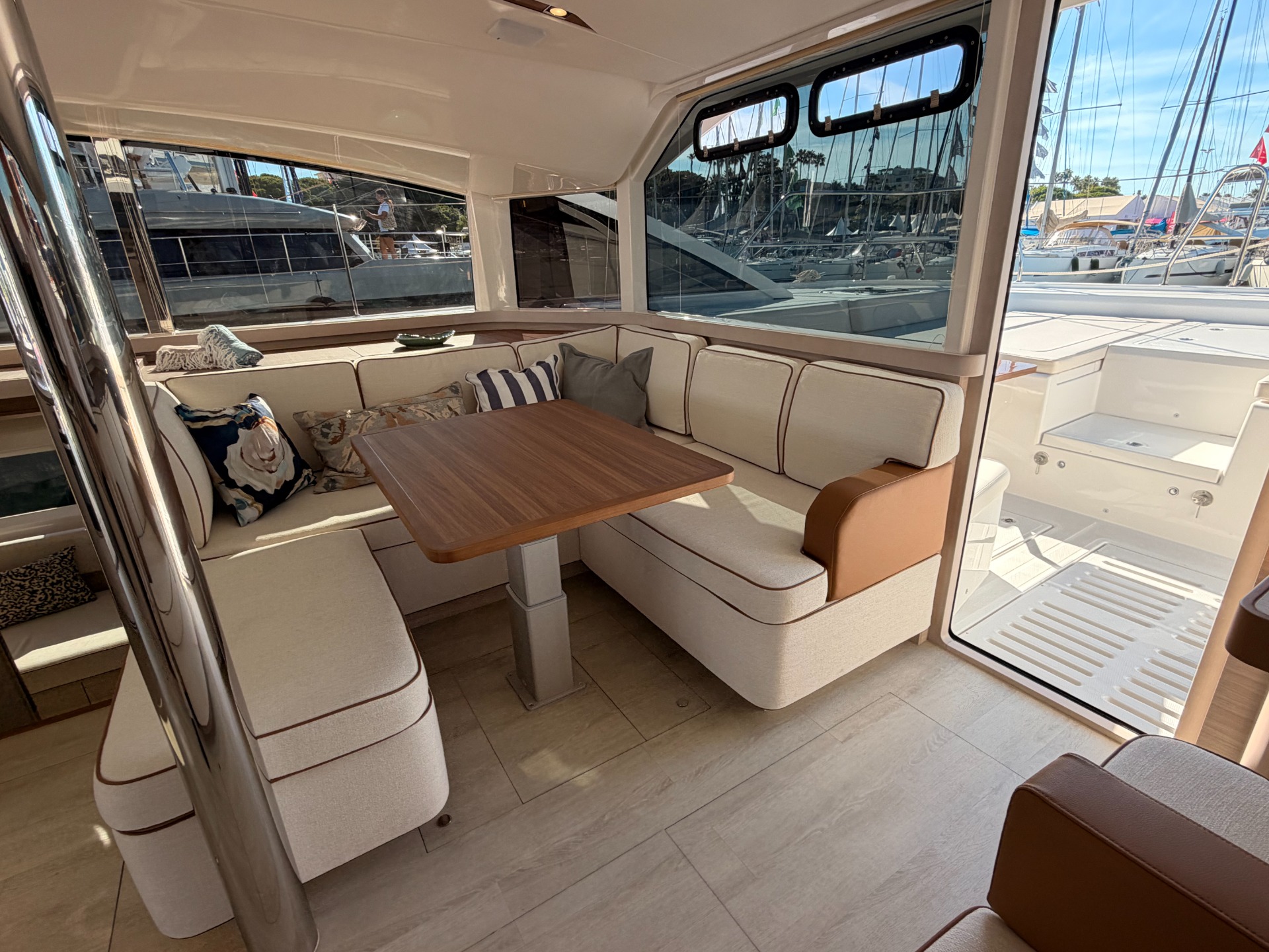 Aquila 45 Sail — cucina di bordo
