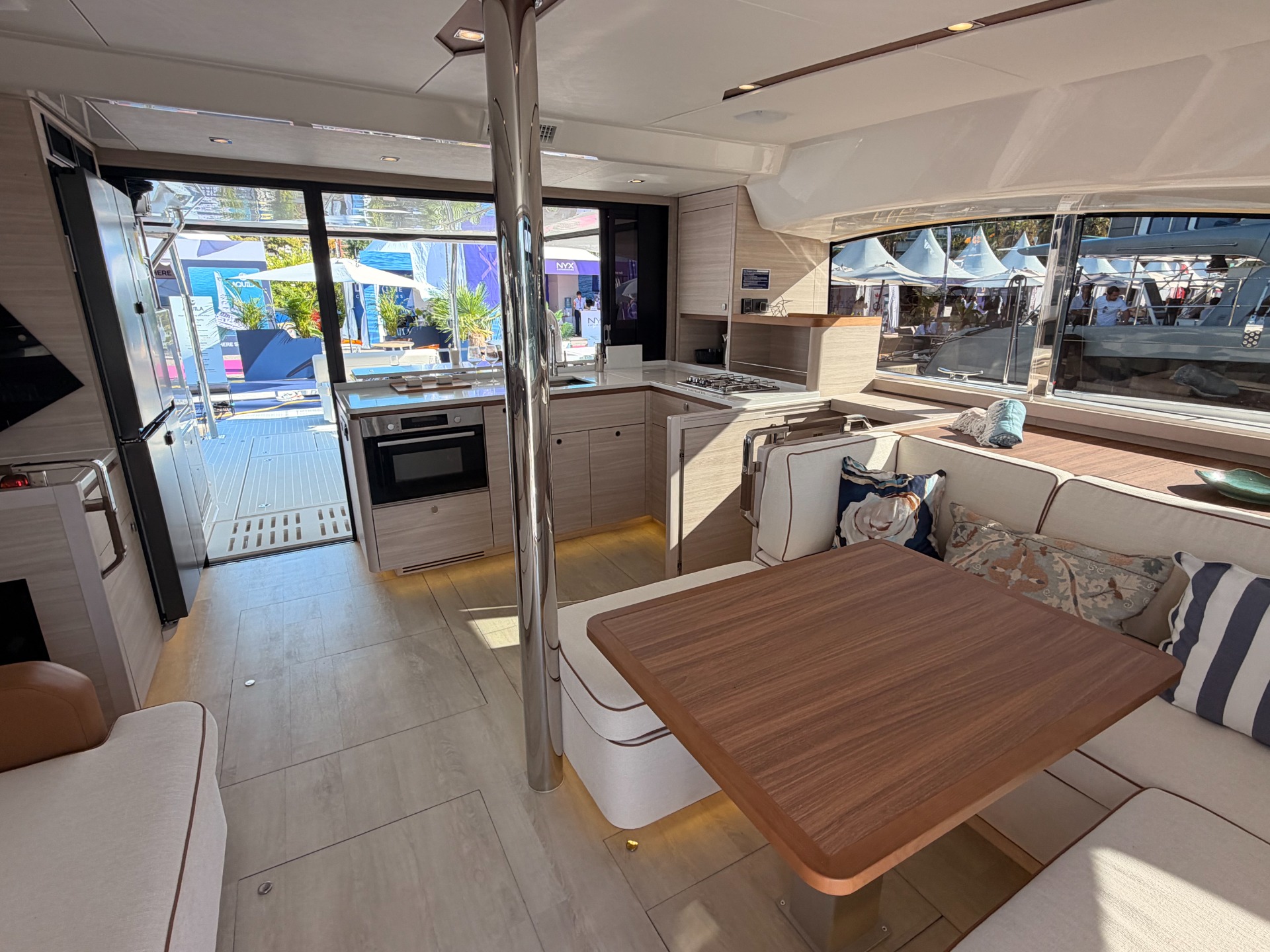 Aquila 45 Sail — pozzetto di poppa con tavolo vista II