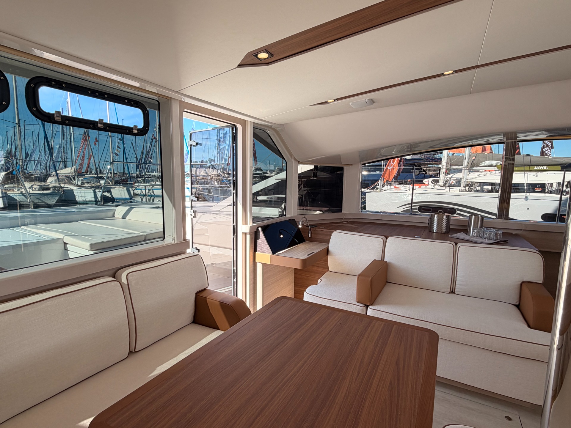 Aquila 45 Sail — pozzetto di prua e flybridge