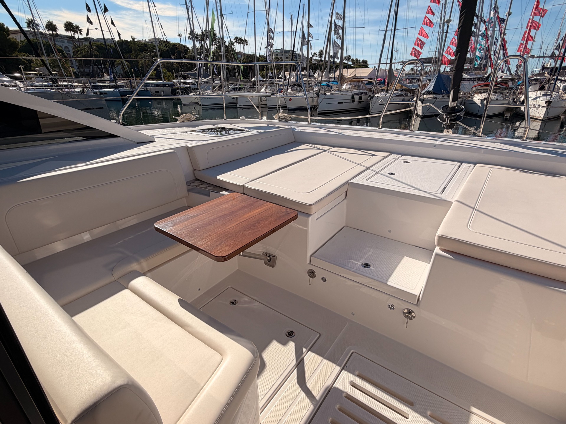 Aquila 45 Sail — pozzetto di poppa con tavolo vista I