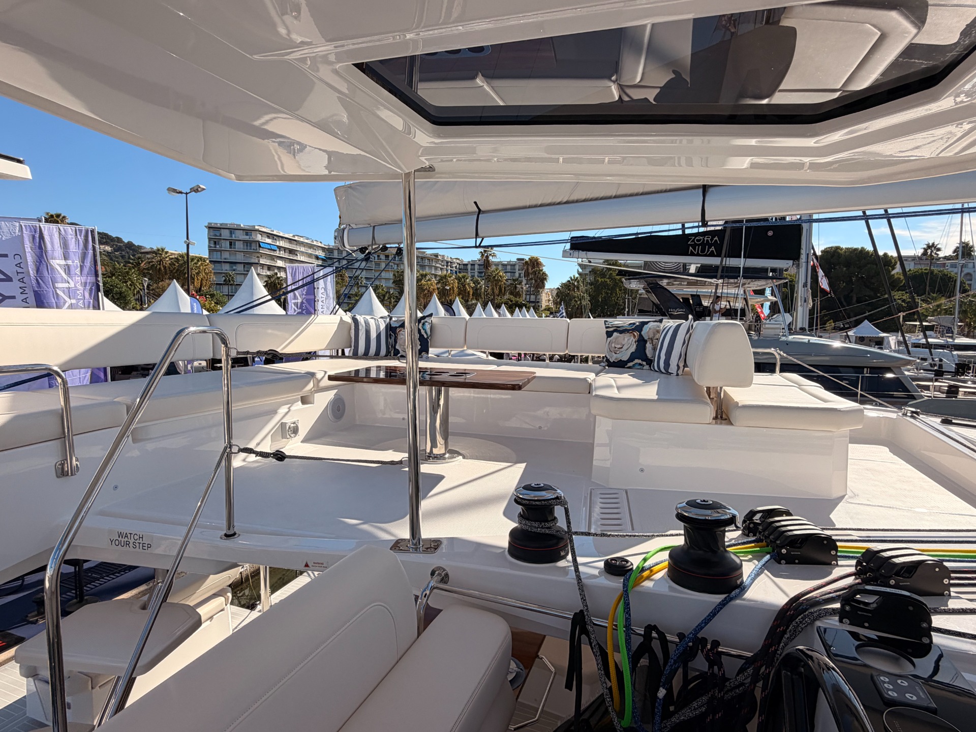 Aquila 45 Sail — flybridge e prendisole prodiero