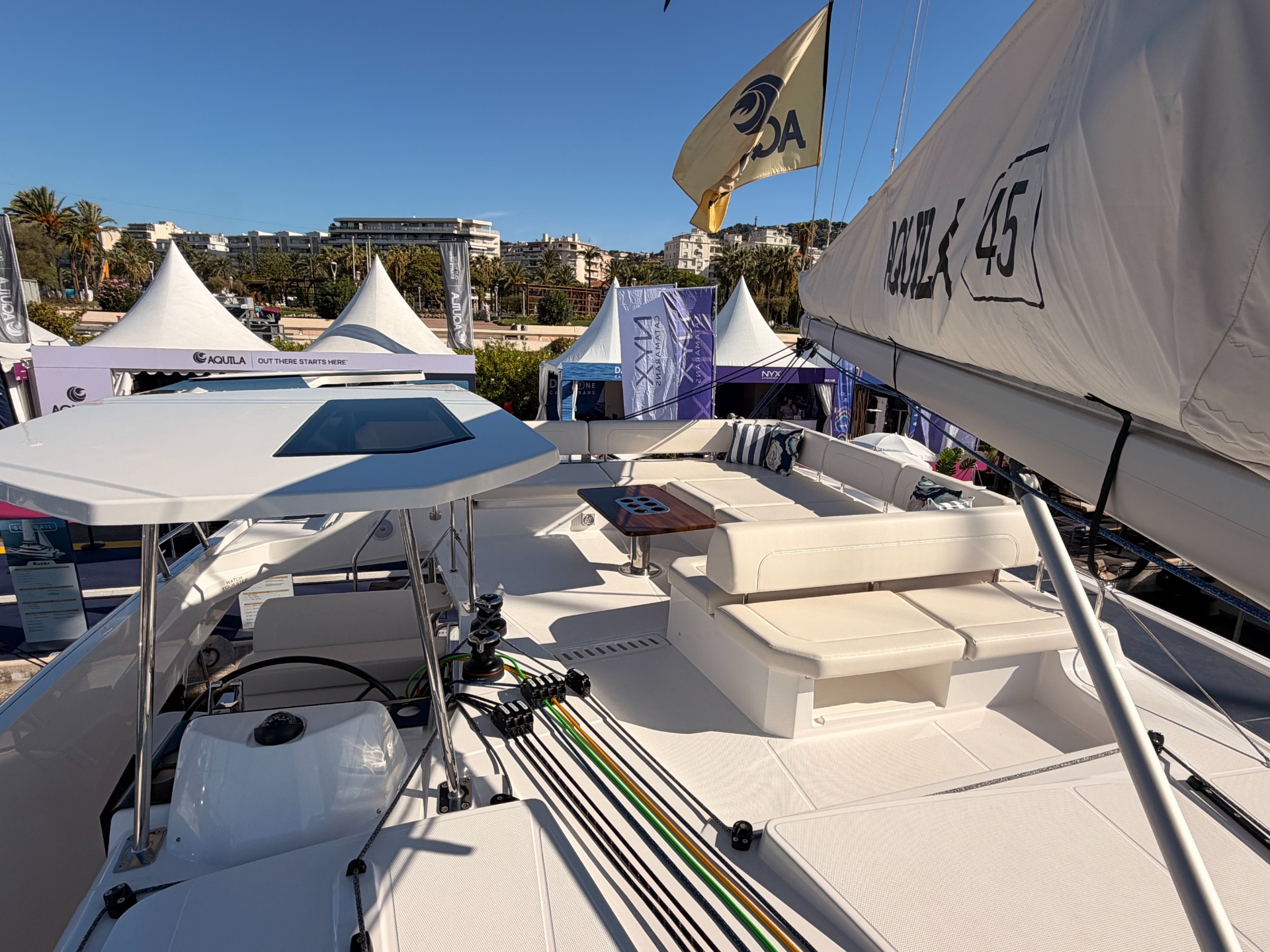 Aquila 45 Sail — flybridge con area lounge