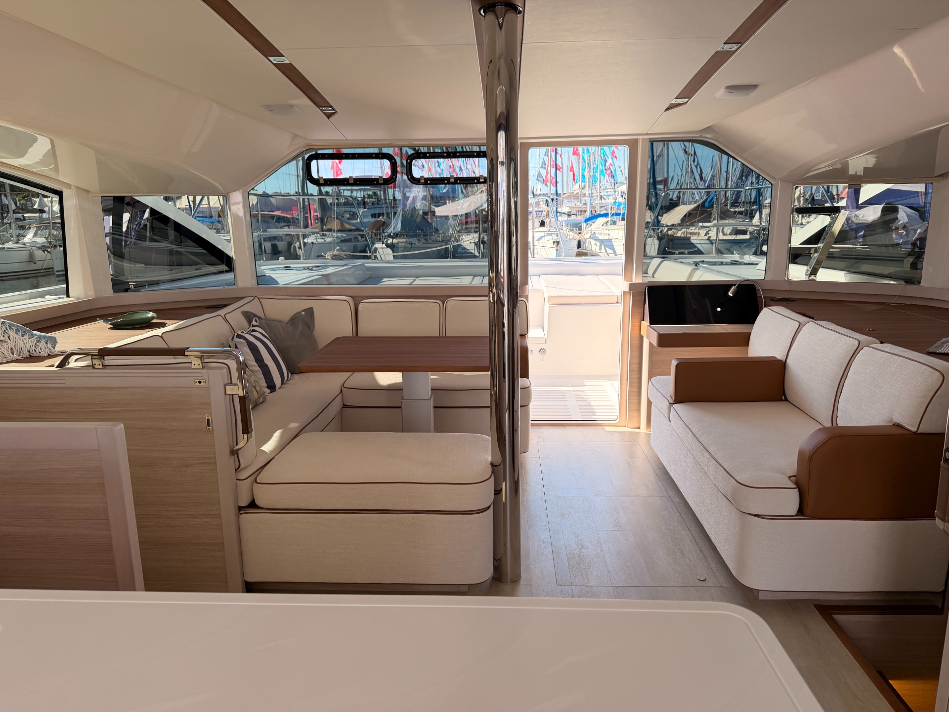 Aquila 45 Sail — pozzetto di poppa e accesso al salone