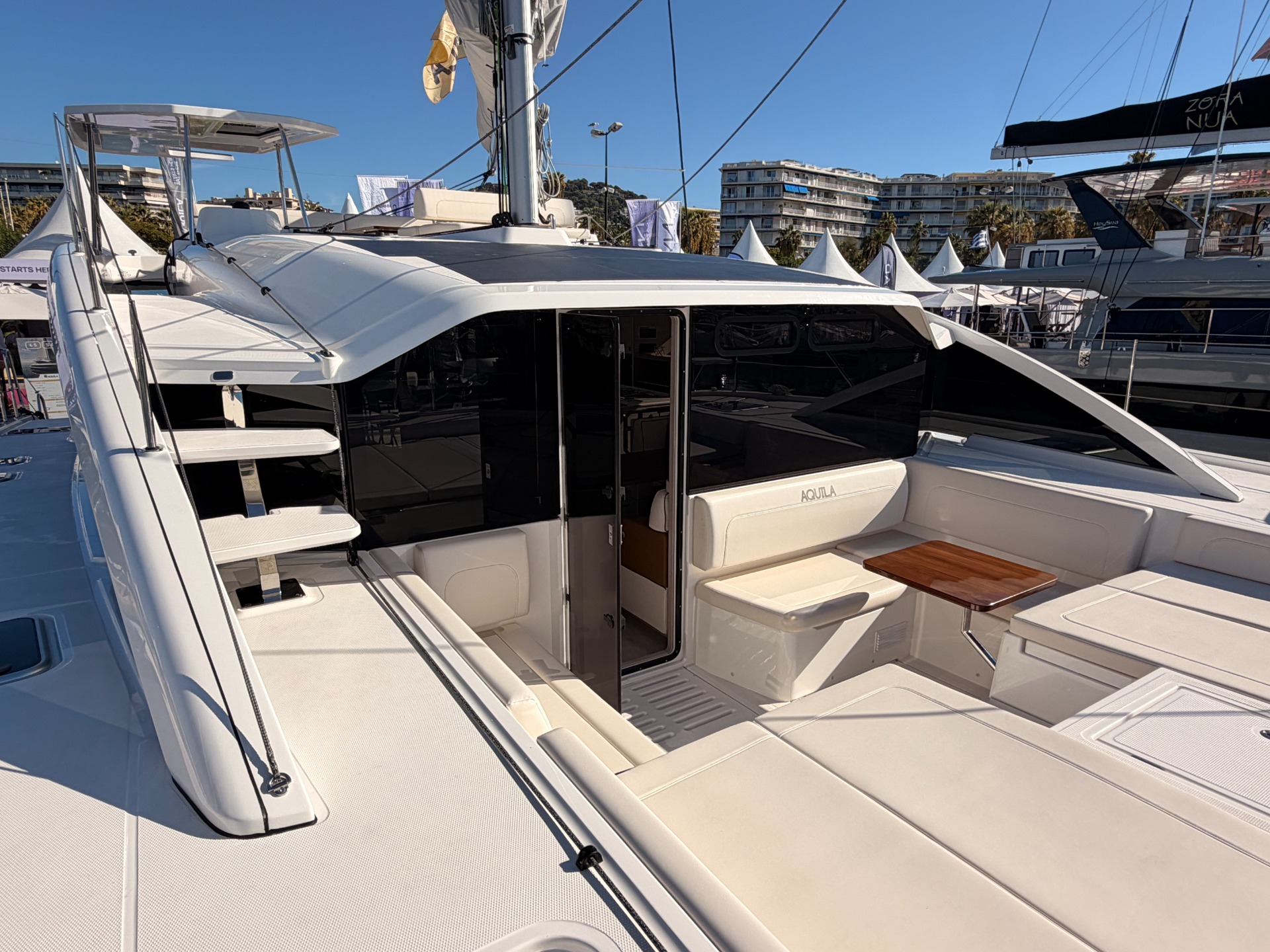 Aquila 45 Sail — pozzetto di poppa e scala flybridge
