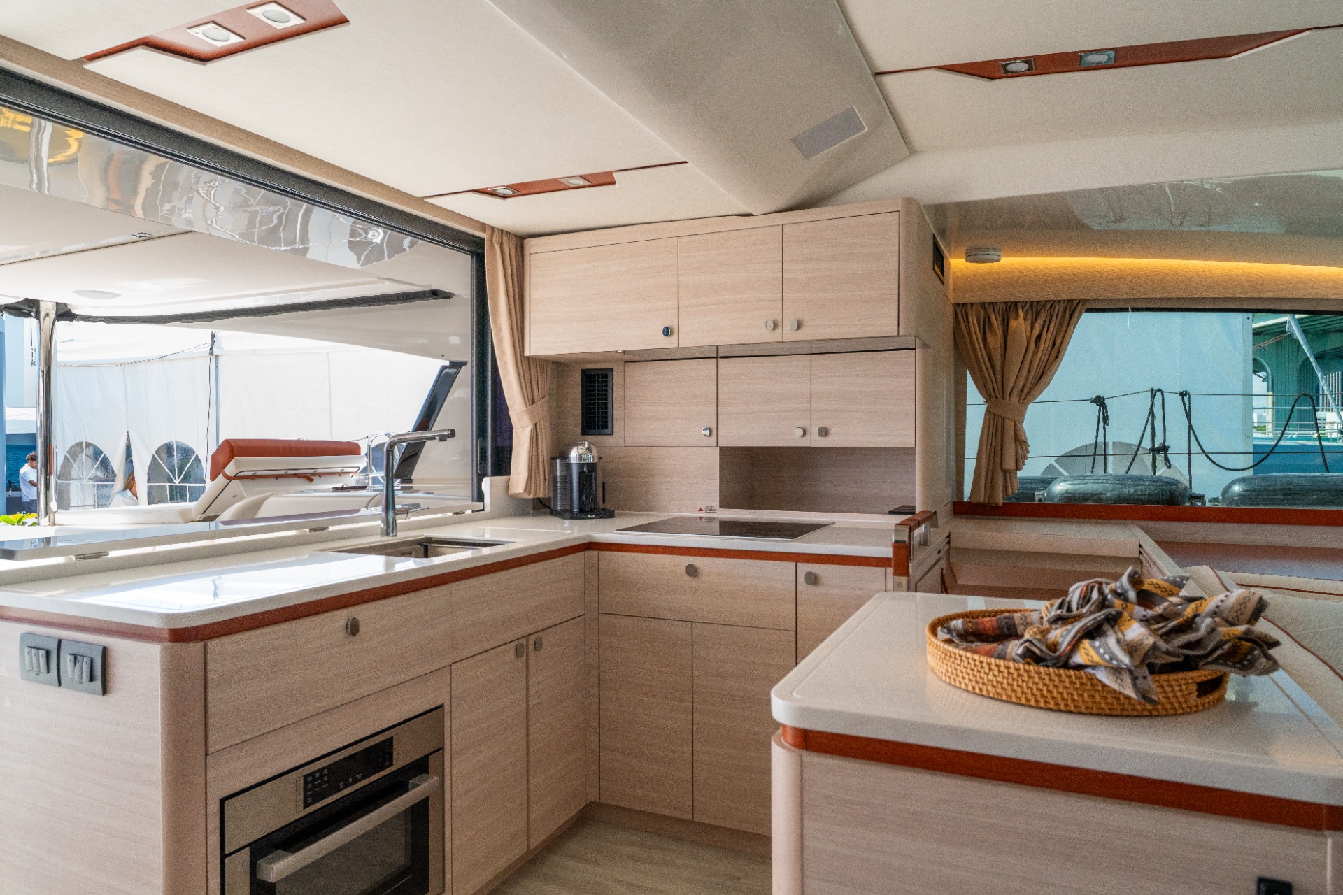 Aquila 50 Sail — salone e cucina II