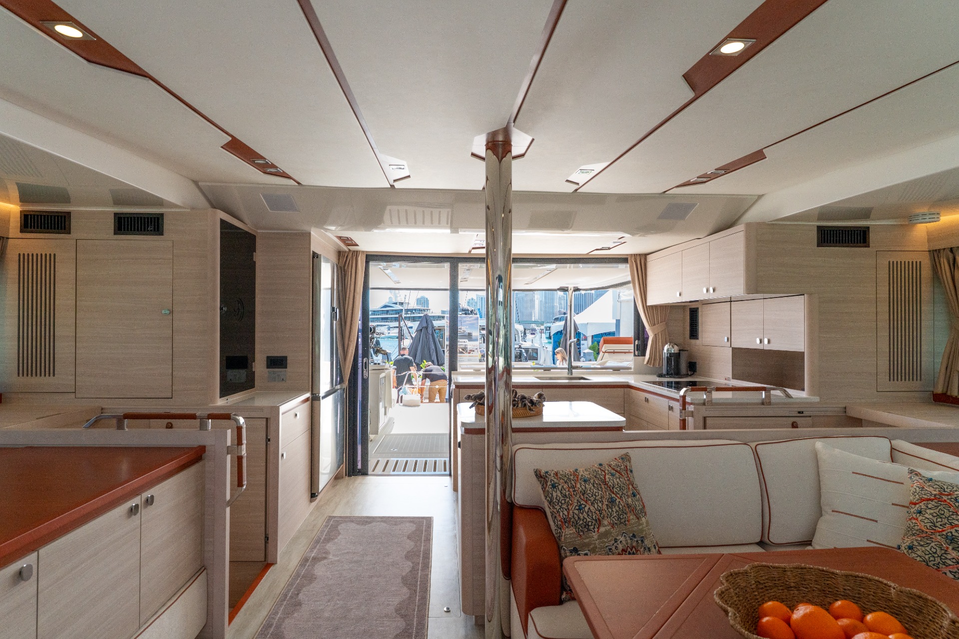 Aquila 50 Sail — salone e cucina IV